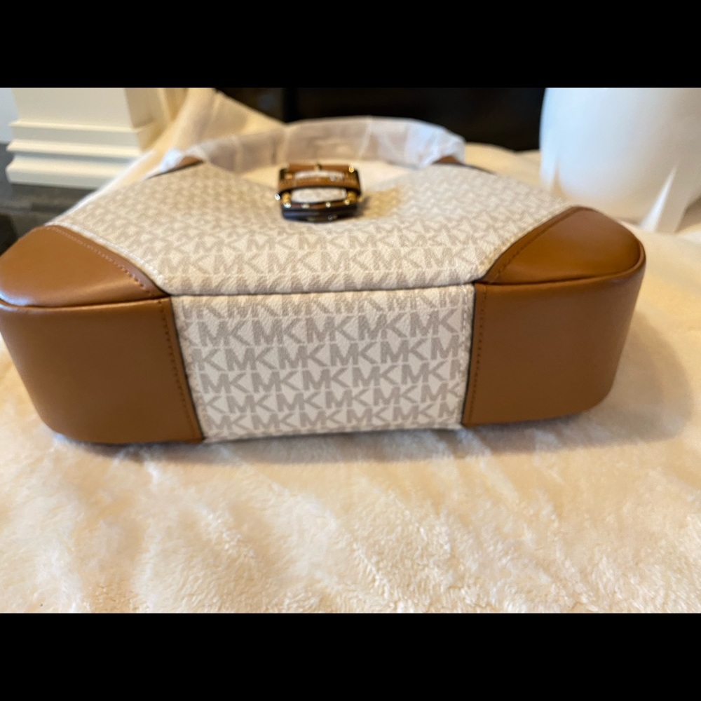 MICHAEL KORS Ilillian Medium Shoulder Bag - Picture 9 of 16